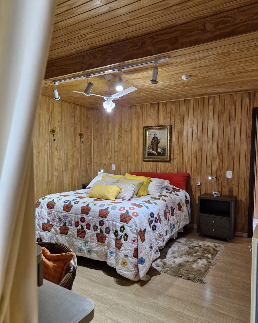 Suíte Amarela - cama com travesseiros amarelos