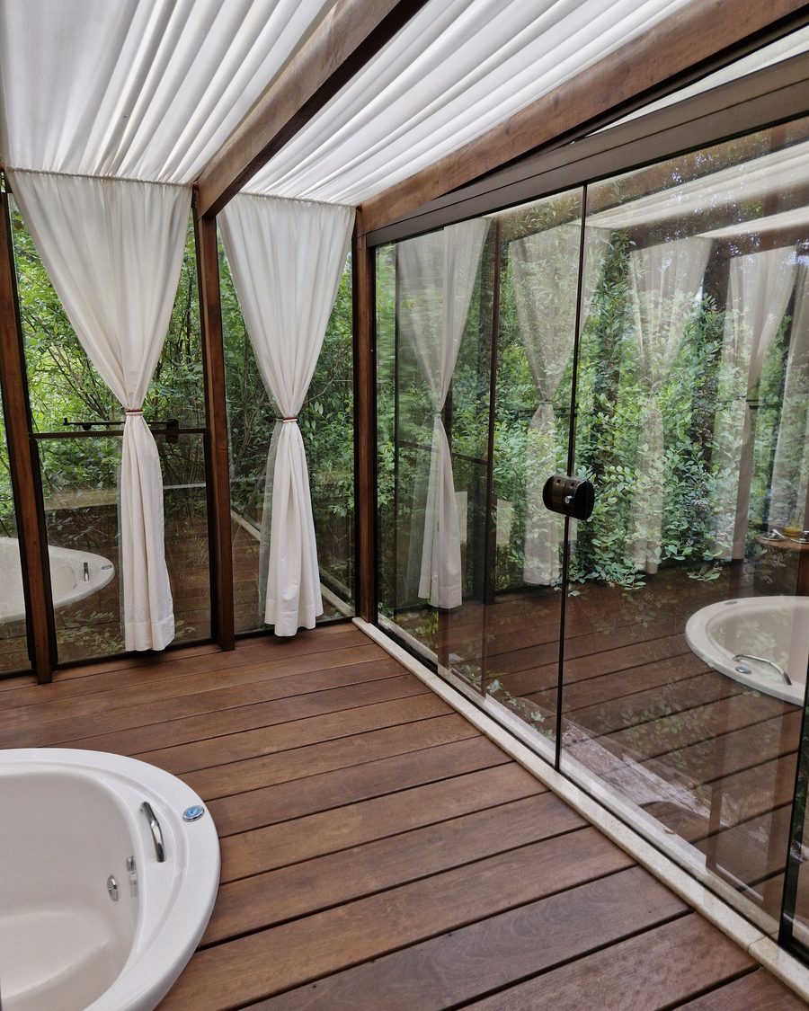 Suíte Amarela - ofurô com vista para o bosque
