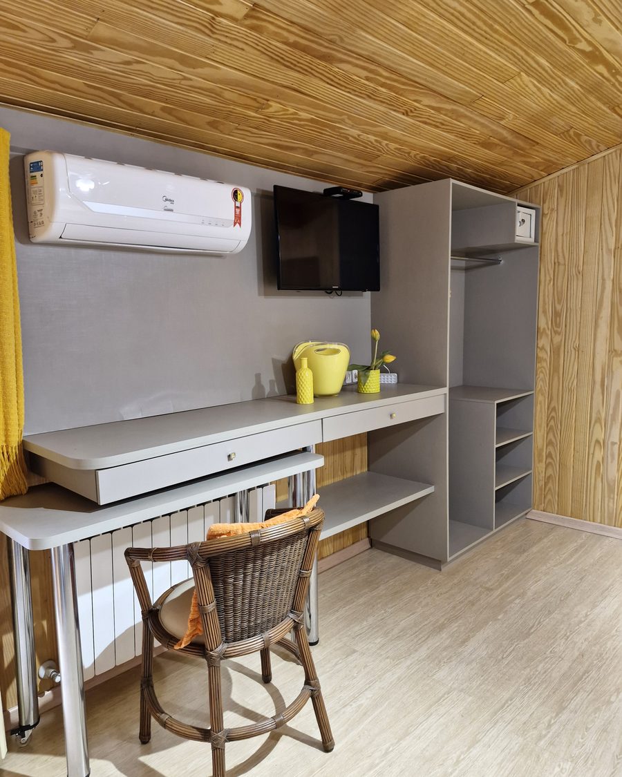 Suíte Amarela - closet, TV e ar-condicionado