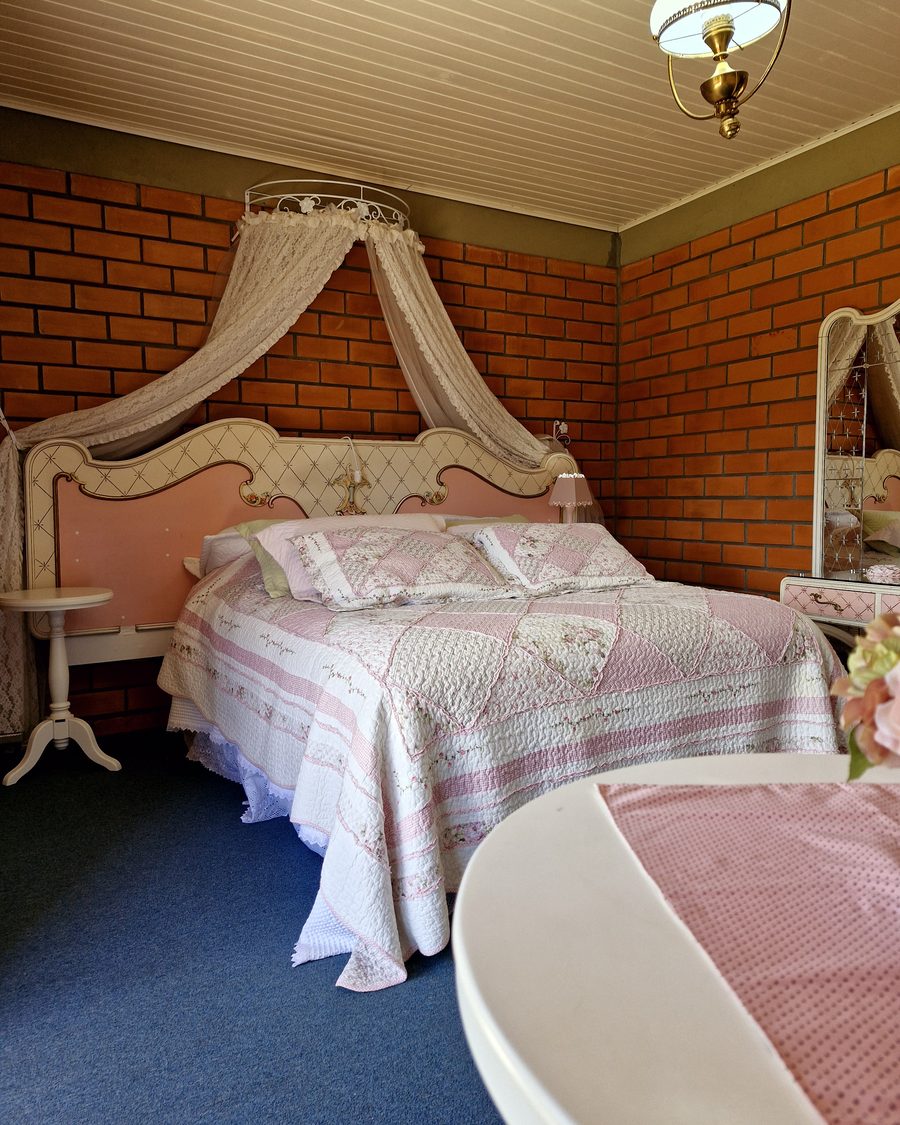 Suíte Rosa Luxo - cama e espelho