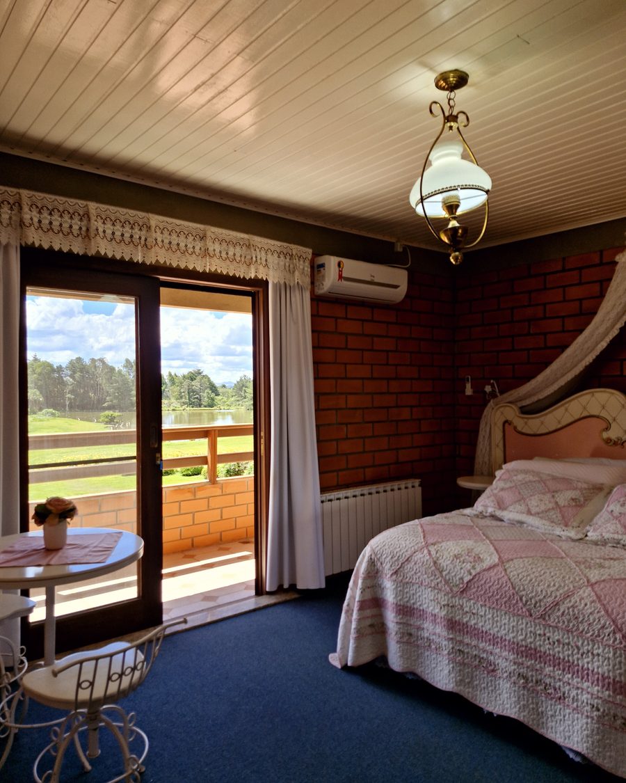 Suíte Rosa Luxo - varanda com vista para o lago