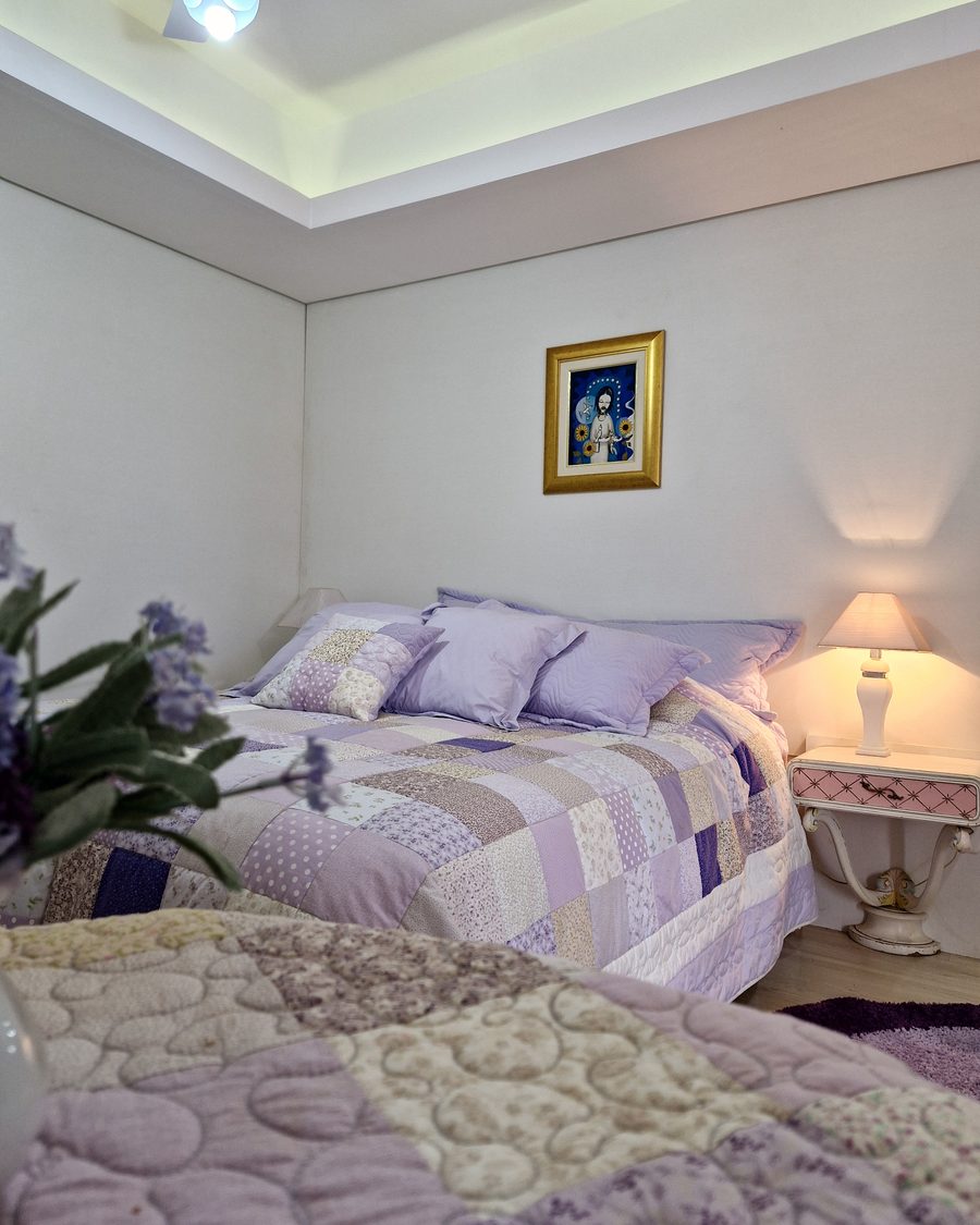 Suíte Roxa Lavanda - cama com flores