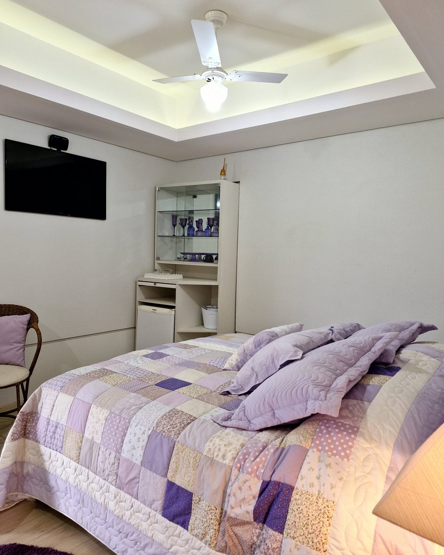 Suíte Roxa Lavanda - cama, TV e cristaleira
