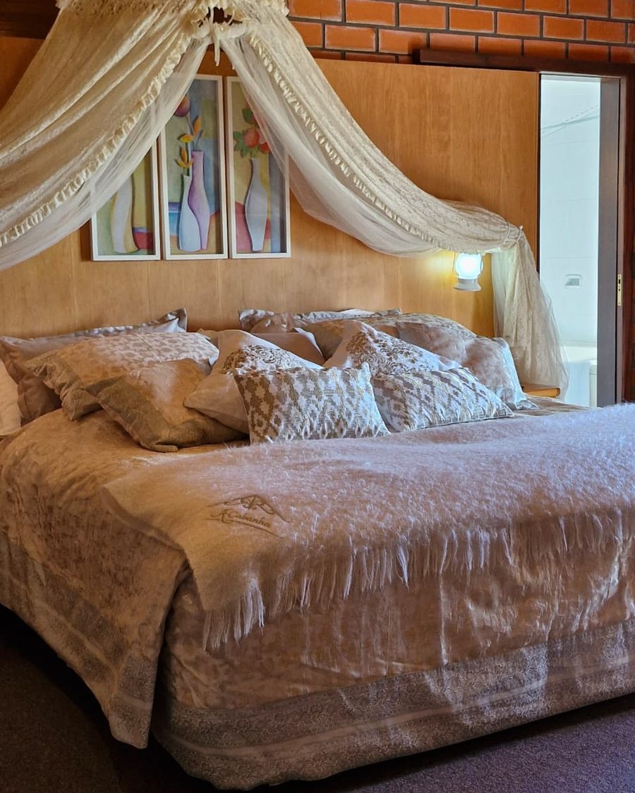 Suíte Branca Superior Indiano - cama com dossel e vista para o banheiro