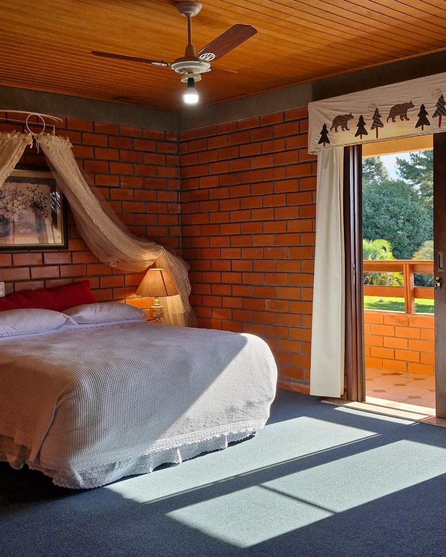 Suíte Ursinho - cama com dossel e varanda ao fundo