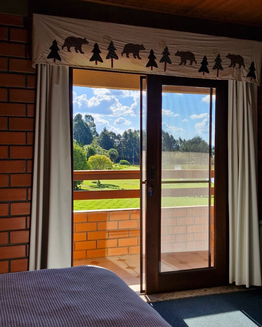 Suíte Ursinho - porta com estampa de ursinhos e vista para o jardim