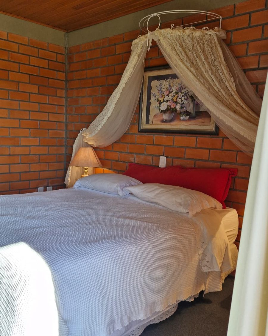 Suíte Ursinho - cama com dossel e parede de tijolo