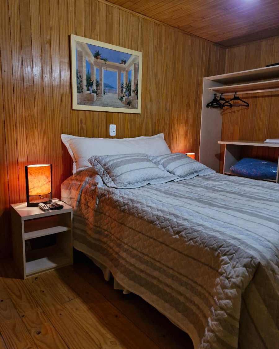 Suíte Standard - cama e guarda-roupa