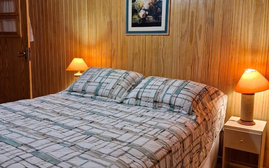 Suíte Pinheiro - cama e ambiente em madeira
