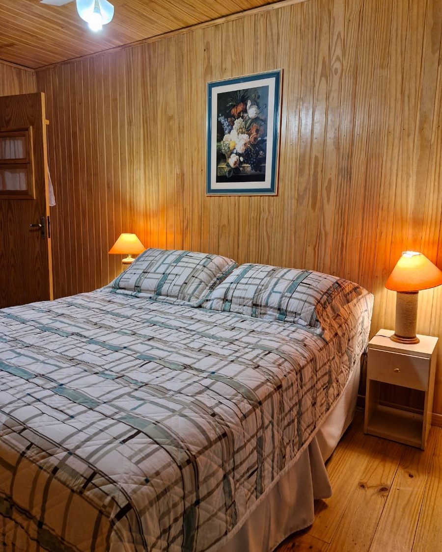 Suíte Pinheiro - quarto, porta e luminárias