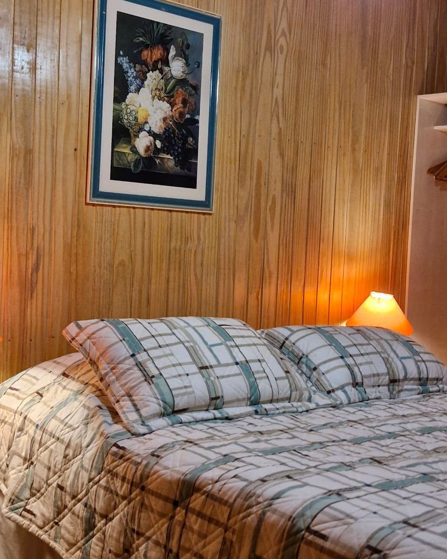 Suíte Pinheiro - detalhe da cama, closet ao fundo
