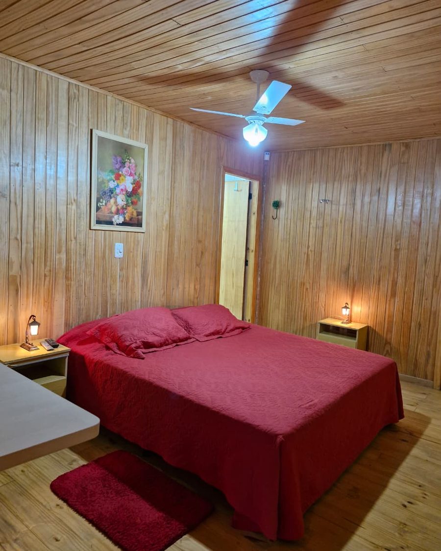 Suíte Rubi - cama e porta para o banheiro