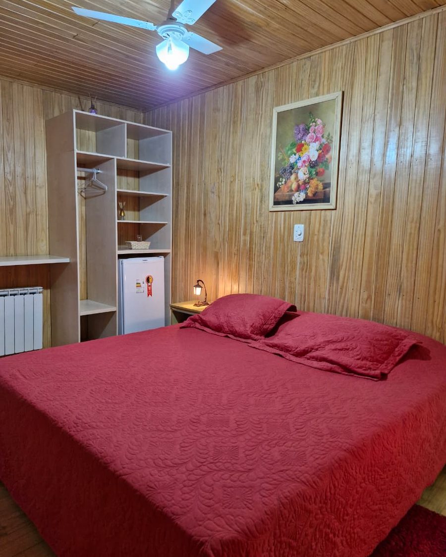 Suíte Rubi - cama, guarda-roupa e frigobar